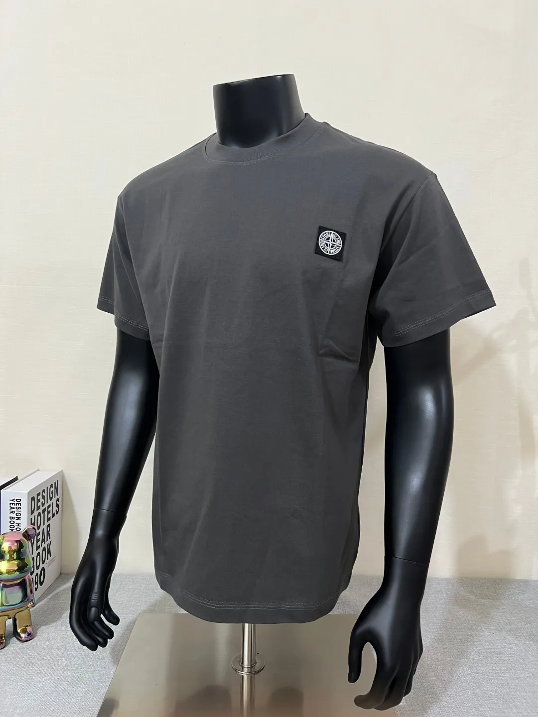 P140 STONE ISLAND top version, differentiated currency, 2025ss official website synchronization, embroidered small label LOGO short-sleeved T-shirt, 64 counts, high density 240g double yarn pure cotton, imported machine embroidered small label, embroidered letters are clean and neat, supports NFC scanning code to enter GW, YB ready-to-wear fabric collar hemming, shoulder bone and tight thread It will not deform after being worn for a long time. It has been washed with high temperature for 4 times. It does not fade, shrink or pill. It is comfortable and stretchable. It is a must-have wardrobe item. Same style for men and women. Five colors: lilac gray, dark gray, white, black, copper brown. Size: XS-L. Maximum L can wear 200 pounds.